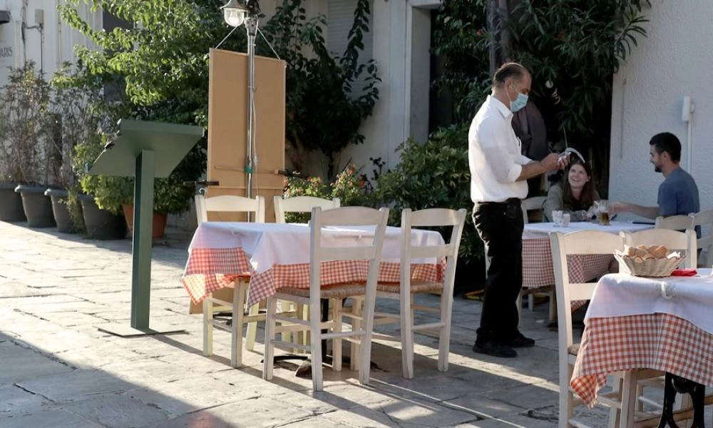 Eστίαση: Επανέναρξη με τραπεζάκια έξω και μεγάλες αποστάσεις